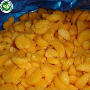 Olupite oranžne segmente mandarine